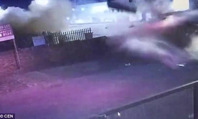 Βίντεο – σοκ: Οδηγός «απογειώνει» το αυτοκίνητο και περνά μέσα από μάντρα (βίντεο)